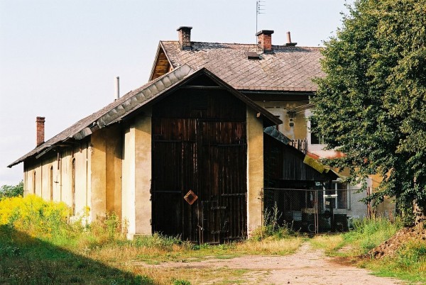 remíza 28.8.2007 býv. žst Vysoké Veselí 142-06).jpg