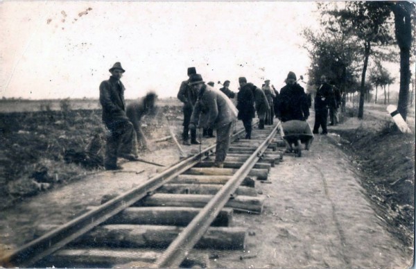Vasútépítő-munkások-Békéssámson-vonalán-A-fotó-talán-1950-körüli-Forrás-Bakos-J.-Teréz-1024x663.jpg