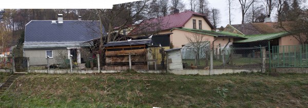 Domky a zahrady u potoka pano.jpg