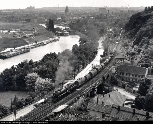 555.3210 Praha Podbaba 2.6.1969, foto Brian Stephenson, zdroj railpictures.net.jpg