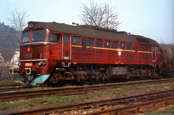 T679.1471 čeká s nákladní vlakem v žst. Nelahozeves 7.4.1981, foto Petr Ovsenák.jpg