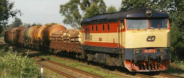 Berta_749.257-2_ČD_s_manipulačním_vlakem_(Valšov_14.9.2005_foto_Jakub_Sigmund).jpg