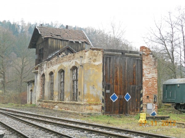 pohled celkový zpředu od kolejí.jpg