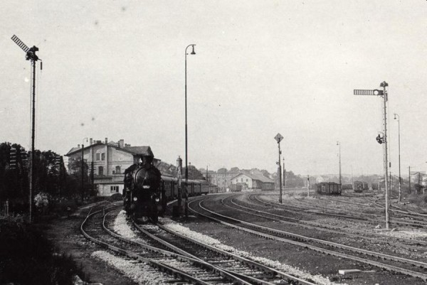 Duchcov, rychlik do Chomutova s lokomotivou 365 (rok 1962), foto Emil Pešek.jpg