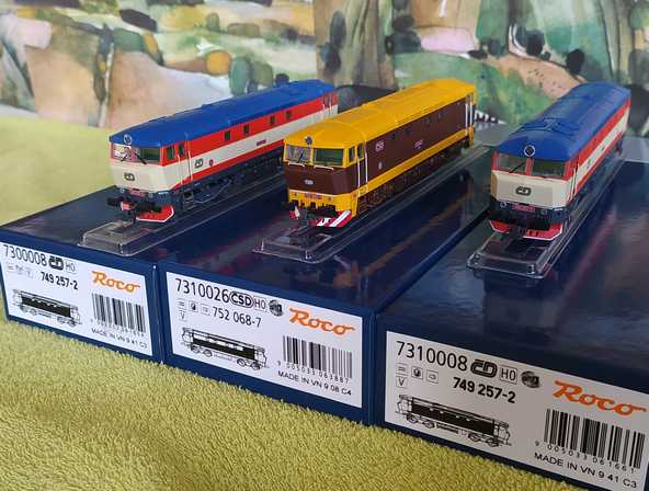 Roco_749.257-2_ČD_+_752.068-7_ČSD_+_749.257-2_ČD.jpg